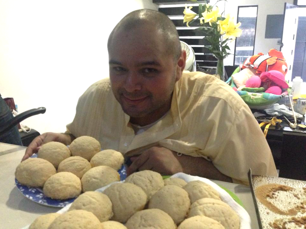 Donald Flores aprendiendo a hacer pan en casa de Edwin y Fany